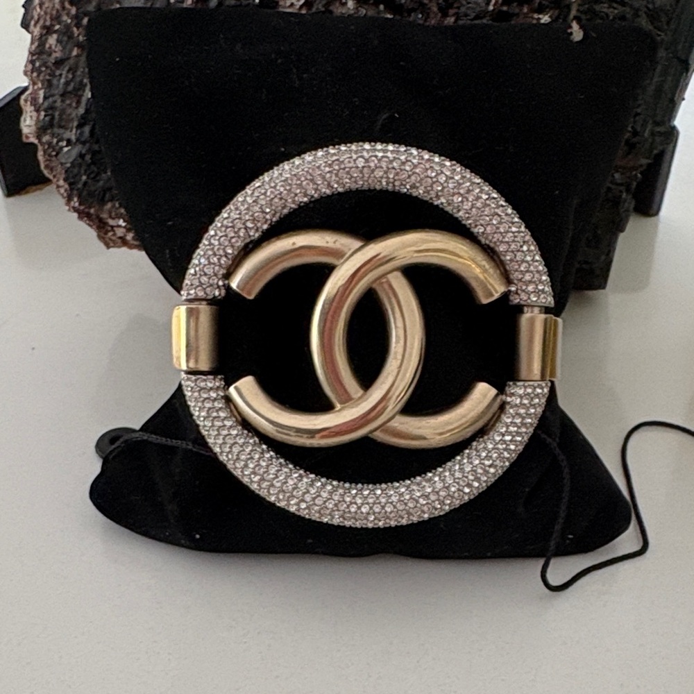 CHANEL Gold Interlocking CC Crystal Embellished Round cuff bracelet